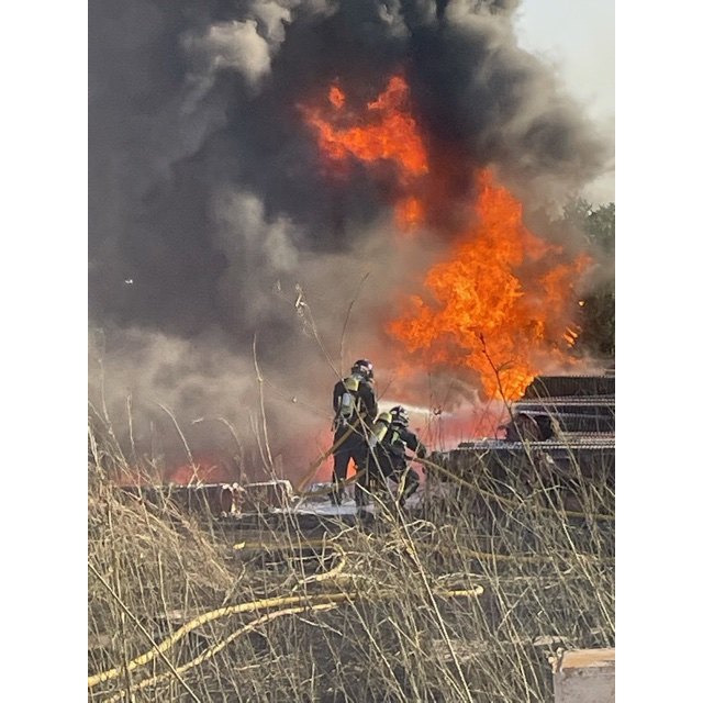 Bomberos consiguen controlar un incendio en un solar de Miranda - 2, Foto 2