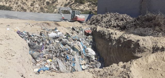 La Policía Local de Lorca denuncia al dueño de un solar en el que se estaban depositando materiales contaminantes sin ningún tipo de licencia - 1, Foto 1