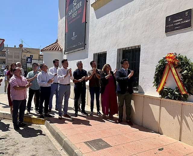 Una corona de laurel recuerda a Miguel Ángel Blanco en la avenida que lleva su nombre en San Javier - 1, Foto 1