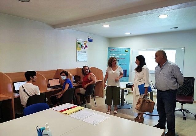 La directora general de Programas de Inclusión asiste a la charla de orientación laboral organizada por el colectivo ‘El Candil’ - 1, Foto 1