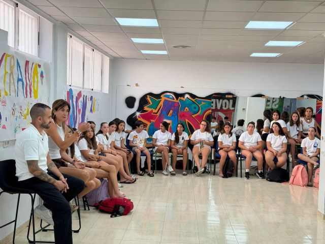 La alcaldesa visita la primera Escuela de Verano Joven de Archena, en la que participan casi un centenar de adolescentes - 2, Foto 2