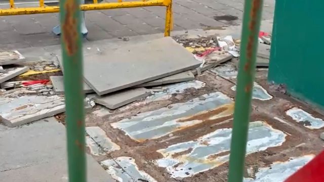 Contenedores soterrados rotos y una limpieza deficiente: el día a día en barrios y pedanías Contenedores soterrados rotos y una limpieza deficiente: el día a día en barrios y pedanías