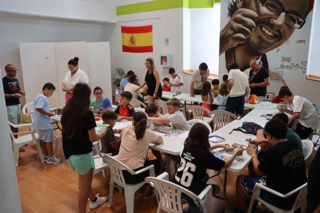 Cientos de personas participan en una quedada de intercambio de cromos del Mundial 2026 - 3, Foto 3