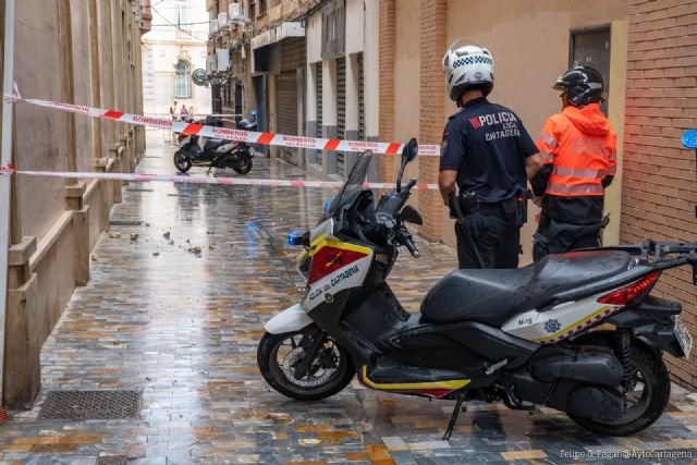Bomberos retiran cascotes caídos de un edificio en la calle Bodegones - 1, Foto 1