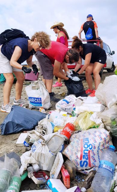 Medio centenar de voluntarios recogen 1.000 kilos de residuos en La Manga con el reto Pijo Playas Limpias - 2, Foto 2