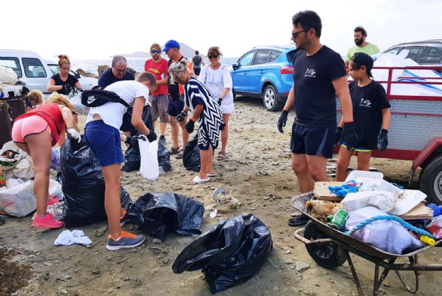 Medio centenar de voluntarios recogen 1.000 kilos de residuos en La Manga con el reto Pijo Playas Limpias - 3, Foto 3