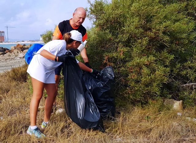 Medio centenar de voluntarios recogen 1.000 kilos de residuos en La Manga con el reto Pijo Playas Limpias - 5, Foto 5