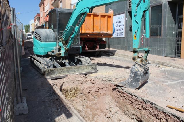 A principios de septiembre está previsto que finalicen las obras de renovación de la red de agua potable y alcantarillado en la calle Teniente Pérez Redondo, Foto 2