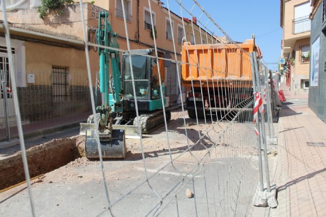 A principios de septiembre está previsto que finalicen las obras de renovación de la red de agua potable y alcantarillado en la calle Teniente Pérez Redondo, Foto 4