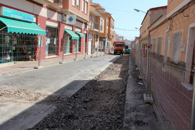 A principios de septiembre está previsto que finalicen las obras de renovación de la red de agua potable y alcantarillado en la calle Teniente Pérez Redondo, Foto 6