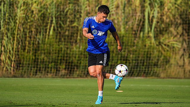 Junior, habilidad y cuidado de balón en el centro del campo - 1, Foto 1