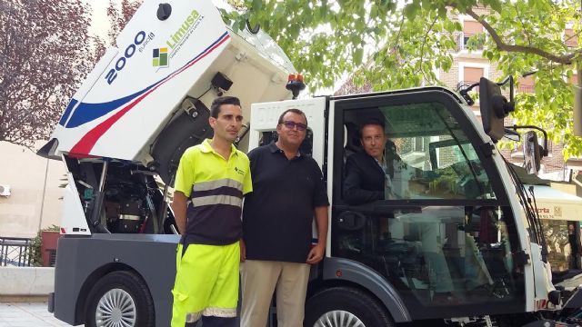 Medio centenar de profesionales limpiarán a diario las calles y plazas de Lorca durante la Feria y Fiestas, dentro de un operativo que este año incorpora 2 nuevas barredoras - 1, Foto 1