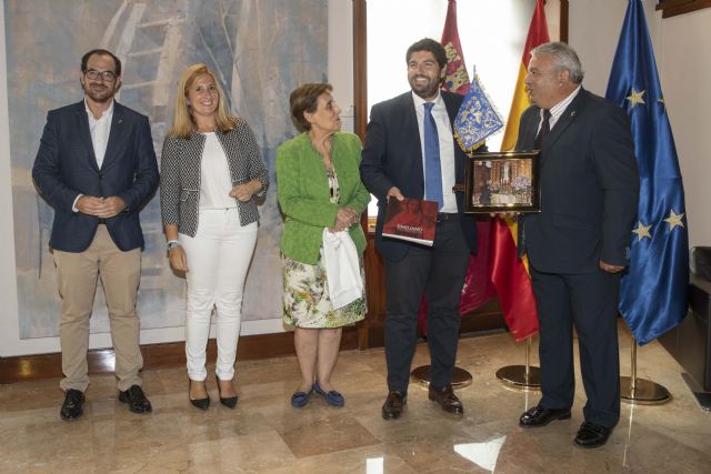 Representantes del Paso Azul se reúnen con el presidente de la Comunidad Autónoma en San Esteban para avanzar en la mejora patrimonial de la Hermandad - 3, Foto 3