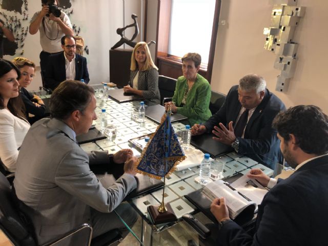 Representantes del Paso Azul se reúnen con el presidente de la Comunidad Autónoma en San Esteban para avanzar en la mejora patrimonial de la Hermandad - 4, Foto 4