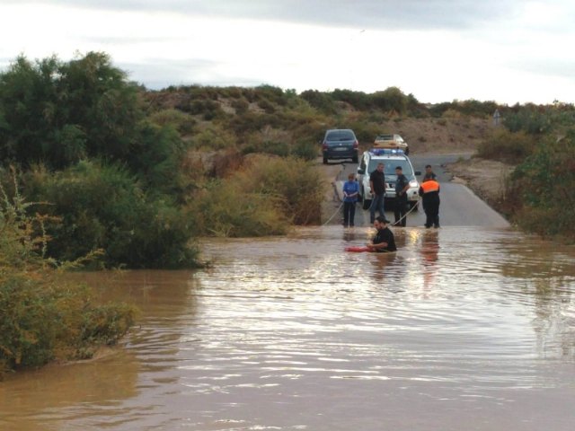 Civil Protection and Civil Guard rescue a person trapped in his vehicle on the Camino de Juan Teresa at its intersection with the Guadalentn River, Foto 3