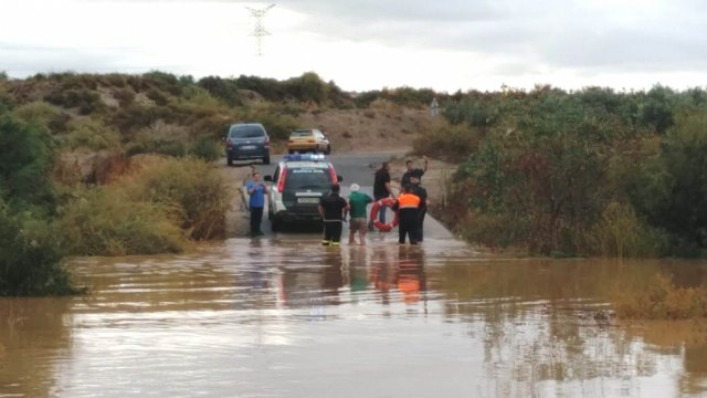 Civil Protection and Civil Guard rescue a person trapped in his vehicle on the Camino de Juan Teresa at its intersection with the Guadalentn River, Foto 4