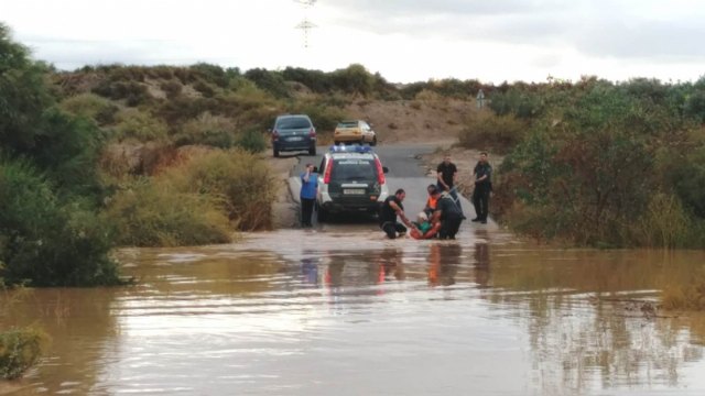 Protección Civil y Guardia Civil rescatan a una persona atrapada en su vehículo en el Camino de Juan Teresa en su intersección con el río Guadalentín, Foto 5
