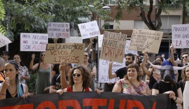 Cientos de murcianos abarrotan los alrededores de la Plaza de Toros - 2, Foto 2