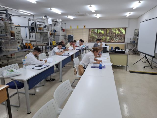 La Comunidad oferta un curso intensivo de operario de planta química con prácticas remuneradas en las instalaciones de Repsol - 1, Foto 1