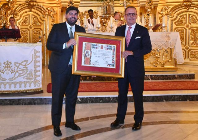 López Miras ensalza “el orgullo de mostrar al mundo la Semana Santa de Lorca” durante su nombramiento de Mayordomo de Honor del Paso Blanco - 1, Foto 1