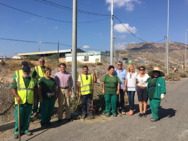 Una decena de peones agrícolas sacados del paro por el Ayuntamiento de Lorca limpian los cauces urbanos de tres ramblas en el último mes - 1, Foto 1