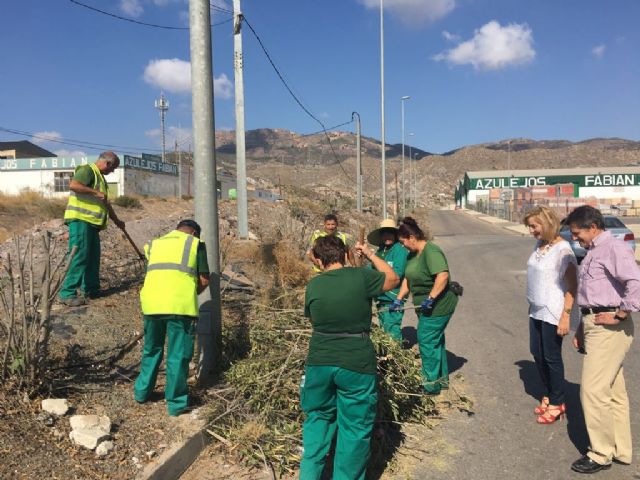 Una decena de peones agrícolas sacados del paro por el Ayuntamiento de Lorca limpian los cauces urbanos de tres ramblas en el último mes - 2, Foto 2