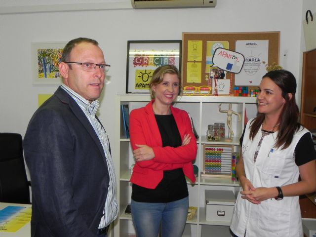 La Alcaldesa visita la sede de APAMOL para conocer el funcionamiento y los servicios que presta esta asociación a sus usuarios - 1, Foto 1