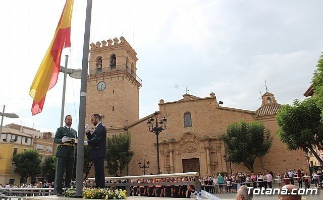 Totana vuelve a rendir homenaje institucional a la bandera de España coincidiendo con el Día de la Fiesta Nacional - 1, Foto 1
