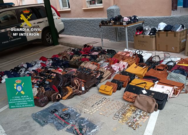 La Guardia Civil se incauta de cerca de 500 productos imitación de prestigiosas marcas - 1, Foto 1
