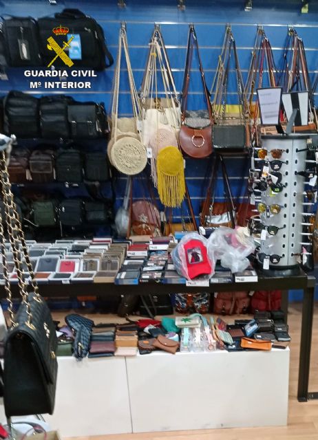 La Guardia Civil se incauta de cerca de 500 productos imitación de prestigiosas marcas - 2, Foto 2