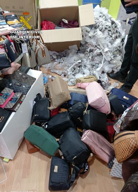 La Guardia Civil se incauta de cerca de 500 productos imitación de prestigiosas marcas - 3, Foto 3