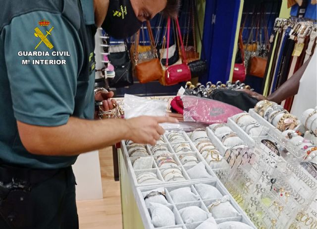 La Guardia Civil se incauta de cerca de 500 productos imitación de prestigiosas marcas - 4, Foto 4