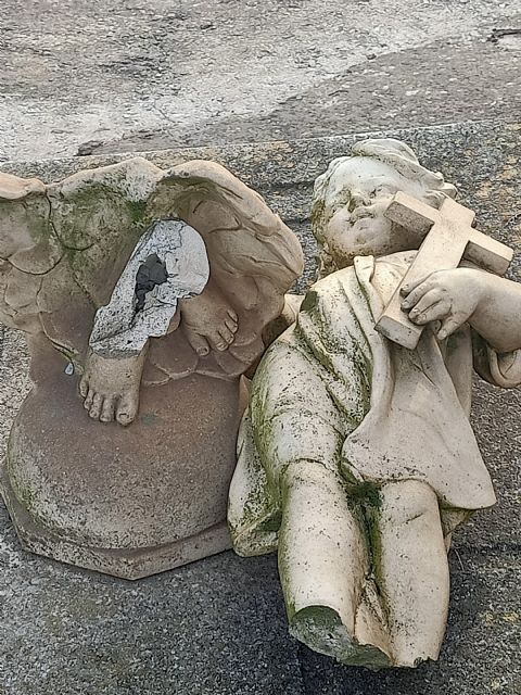 MC exige al Gobierno que retire la escultura fracturada aparecida en el cementerio de Los Remedios que debía estar en el almacén - 1, Foto 1