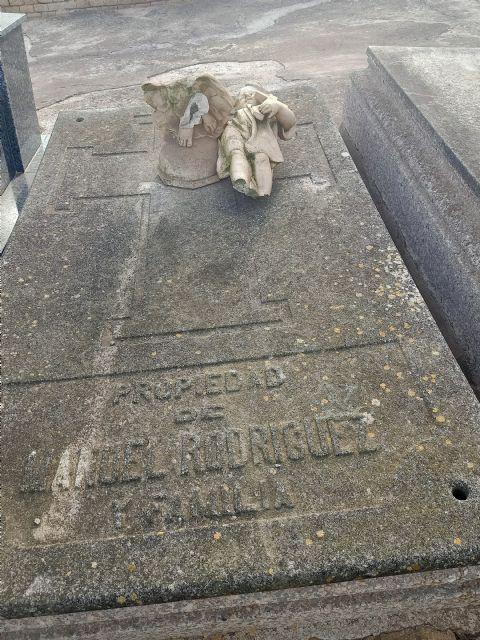 MC exige al Gobierno que retire la escultura fracturada aparecida en el cementerio de Los Remedios que debía estar en el almacén - 3, Foto 3