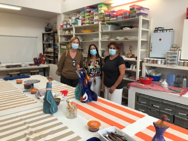 Una decena de mujeres participan en el taller de cerámica puesto en marcha por Igualdad - 1, Foto 1