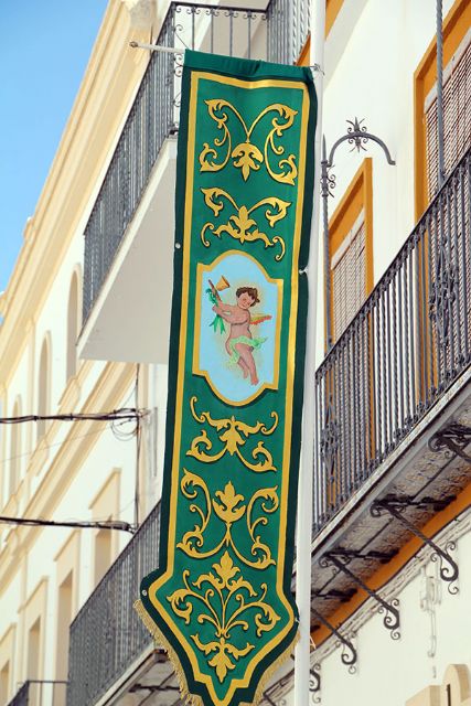 Engalanar sus balcones y fachadas con colgaduras verdes con motivo del 50 Aniversario de Coronación de la Virgen de las Angustia de Alcalá del Río - 2, Foto 2
