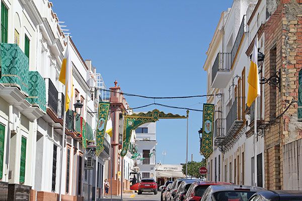 Engalanar sus balcones y fachadas con colgaduras verdes con motivo del 50 Aniversario de Coronación de la Virgen de las Angustia de Alcalá del Río - 3, Foto 3