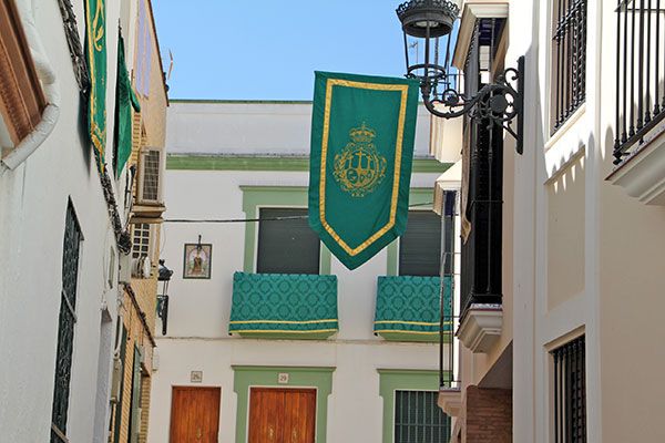 Engalanar sus balcones y fachadas con colgaduras verdes con motivo del 50 Aniversario de Coronación de la Virgen de las Angustia de Alcalá del Río - 4, Foto 4