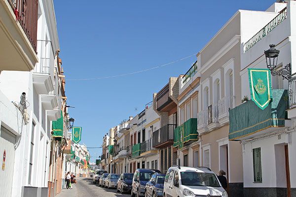 Engalanar sus balcones y fachadas con colgaduras verdes con motivo del 50 Aniversario de Coronación de la Virgen de las Angustia de Alcalá del Río - 5, Foto 5