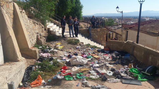 El abandono de los barrios altos y el casco histórico provoca focos de insalubridad en varias calles de San Pedro y Santa María, repletas de heces y basura - 2, Foto 2