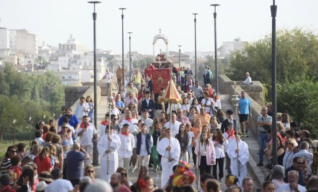 Más de un millar de peregrinos de Totana llegan a Mérida acompañados por la imagen de “La Santa”