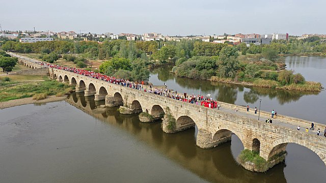 Más de un millar de peregrinos de Totana llegan a Mérida acompañados por la imagen de Santa Eulalia, Foto 4