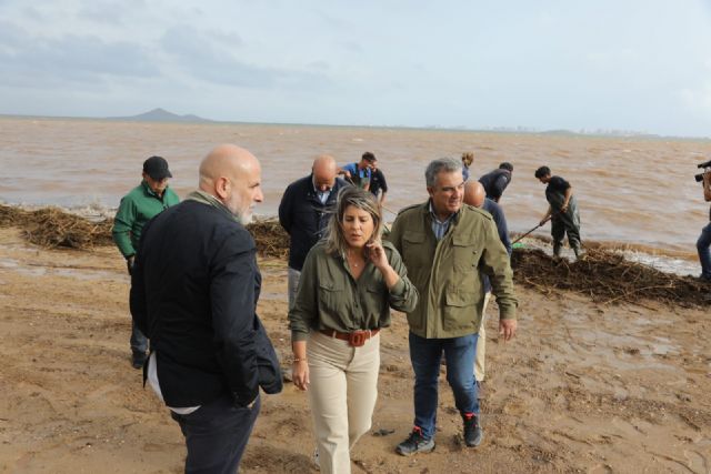 El Gobierno regional despliega casi un centenar efectivos para reforzar la retirada de biomasa en el Mar Menor tras la dana 'Alice' - 2, Foto 2