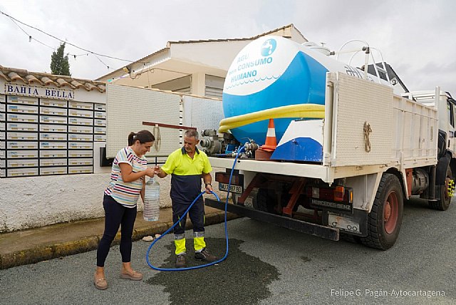 El Ayuntamiento de Cartagena abre el pabellón de El Algar para que vecinos de Los Alcázares puedan ducharse - 1, Foto 1
