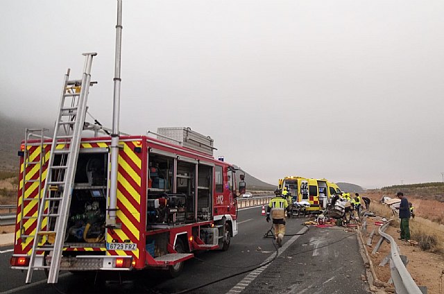 6 heridos en accidente al colisionar un camión y un turismo en la autovía A-33 a su paso por Jumilla - 1, Foto 1