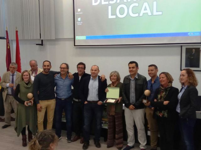 La técnico de Empleo y Desarrollo Local del Ayuntamiento de Totana, Isabel Morera, recibe el Premio Mejor Técnico de Desarrollo Local de este año, Foto 2