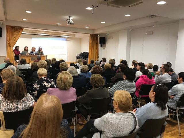 La asociación de Amas de Casa participa en una charla sobre reciclaje en el hogar - 1, Foto 1