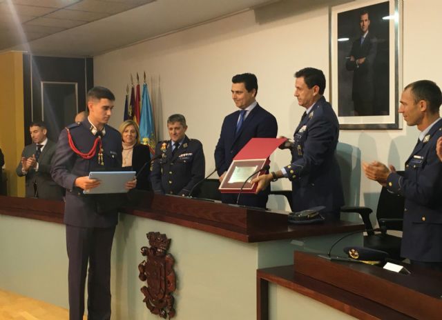 El alcalde declaró vecinos de San Javier a los nuevos alumnos de la AGA en su tradicional visita al Ayuntamiento - 1, Foto 1