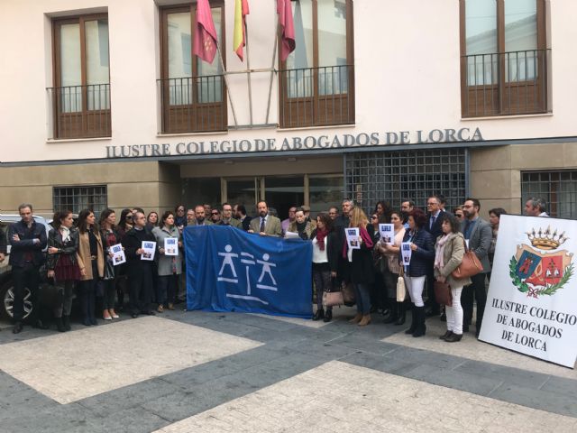 El PP de Lorca respalda sin fisuras la concentración en defensa de la Abogacía de Oficio y rechaza la desidia del PSOE contra el colectivo - 1, Foto 1