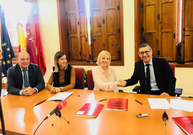La Comunidad firma un protocolo con la Universidad de Murcia para mejorar la cualificación de los universitarios respecto a las personas con discapacidad y los mayores - 1, Foto 1